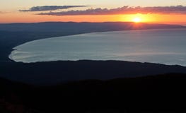 An epic sunrise over the the Te Waewae Bay on the Humpridge Walk in the Fiordland / Southland in the South Island New Zealand royalty free stock photography An epic sunrise over the the Te Waewae Bay on the Humpridge Walk in the Fiordland / Southland in the South Island New Zealand royalty free stock photography