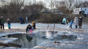 Epiphanyferie i Primorsky Krai Simma i hålet royaltyfria bilder Epiphanyferie i Primorsky Krai Simma i hålet royaltyfria bilder