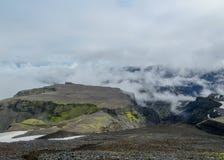 Episch landschap rond plateau van Morinsheidi met bergen en gletsjers in de wolken, tussen Eyjafjallajokull en royalty-vrije stock afbeeldingen Episch landschap rond plateau van Morinsheidi met bergen en gletsjers in de wolken, tussen Eyjafjallajokull en royalty-vrije stock afbeeldingen