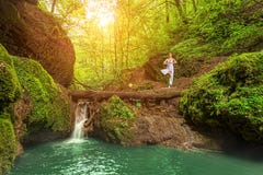 Eppure, il rilassamento, donna pratica l'yoga alla cascata fotografia stock libera da diritti Eppure, il rilassamento, donna pratica l'yoga alla cascata fotografia stock libera da diritti