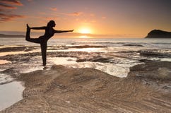 Equilibrio di re Dancer Pose di yoga dal mare fotografia stock Equilibrio di re Dancer Pose di yoga dal mare fotografia stock