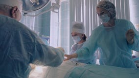 Equipa médica que executa uma operação no hospital filme Equipa médica que executa uma operação no hospital filme