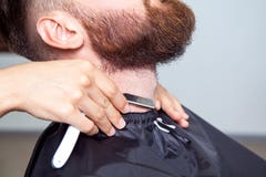 Equipaggi avere una rasatura al negozio di barbiere Immagini Stock Libere da Diritti Equipaggi avere una rasatura al negozio di barbiere Immagini Stock Libere da Diritti