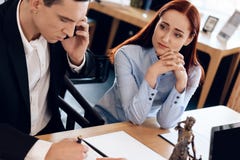 Equipaggi chi divorzia la sua moglie si consulta sul telefono con l'avvocato La donna sconcertata si siede accanto all'uomo che p immagine stock Equipaggi chi divorzia la sua moglie si consulta sul telefono con l'avvocato La donna sconcertata si siede accanto all'uomo che p immagine stock