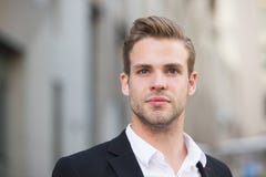Equipaggi il fondo urbano ben curato bello dell'uomo d'affari convenzionale dell'attrezzatura Il signore ha vestito la media prof fotografie stock Equipaggi il fondo urbano ben curato bello dell'uomo d'affari convenzionale dell'attrezzatura Il signore ha vestito la media prof fotografie stock