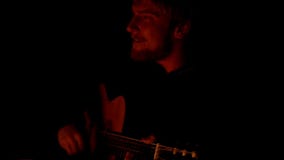 Equipaggi la canzone di canto e musica del gioco sulla chitarra acustica stock footage Equipaggi la canzone di canto e musica del gioco sulla chitarra acustica stock footage