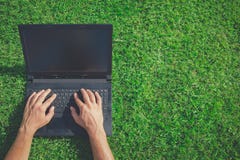 Equipaggi le mani sulla tastiera del computer portatile sull'erba Affare, tecnologia fotografia stock libera da diritti Equipaggi le mani sulla tastiera del computer portatile sull'erba Affare, tecnologia fotografia stock libera da diritti