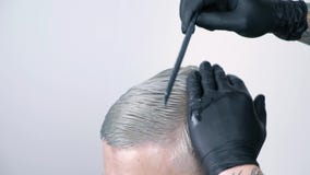 Equipaggi ottenere il taglio di capelli con le forbici di capelli biondi su un fondo bianco stock footage Equipaggi ottenere il taglio di capelli con le forbici di capelli biondi su un fondo bianco stock footage