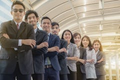 A equipe asiática nova do negócio está com confiança e orgulho imagens de stock royalty free A equipe asiática nova do negócio está com confiança e orgulho imagens de stock royalty free