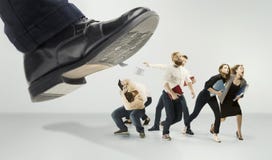 Equipe assustado e chocada de homens e de mulheres novos de negócio sob a pressão do chefe imagens de stock Equipe assustado e chocada de homens e de mulheres novos de negócio sob a pressão do chefe imagens de stock