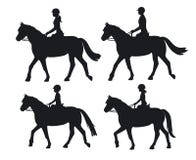 Equipe cavalos de equitação das silhuetas do menino e da menina da mulher Fotos de Stock Royalty Free Equipe cavalos de equitação das silhuetas do menino e da menina da mulher Fotos de Stock Royalty Free
