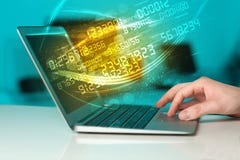 Equipe a datilografia no caderno moderno com vinda dos dados da tecnologia do número Fotografia de Stock Equipe a datilografia no caderno moderno com vinda dos dados da tecnologia do número Fotografia de Stock