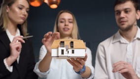 Equipe do arquiteto novo que discute o modelo 3d da casa vídeos de arquivo Equipe do arquiteto novo que discute o modelo 3d da casa vídeos de arquivo