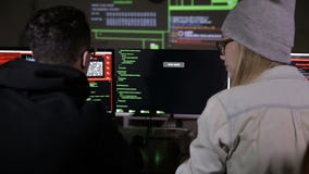 A equipe do hacker que quebra o sistema de segurança backview Cibercrime, conceito da segurança do cyber vídeos de arquivo A equipe do hacker que quebra o sistema de segurança backview Cibercrime, conceito da segurança do cyber vídeos de arquivo