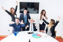 Equipe do negócio que comemora no escritório fotos de stock royalty free Equipe do negócio que comemora no escritório fotos de stock royalty free