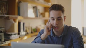 Equipe do serviço de atenção a o cliente que trabalha nos auriculares foco filme Equipe do serviço de atenção a o cliente que trabalha nos auriculares foco filme