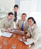Equipe entusiástica do negócio que tem uma sessão de reflexão imagem de stock Equipe entusiástica do negócio que tem uma sessão de reflexão imagem de stock