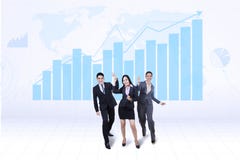 Equipe feliz do negócio com gráfico do crescimento fotografia de stock royalty free Equipe feliz do negócio com gráfico do crescimento fotografia de stock royalty free