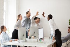 Equipe multi-étnica feliz que dá a elevação cinco co junto de comemoração imagens de stock royalty free Equipe multi-étnica feliz que dá a elevação cinco co junto de comemoração imagens de stock royalty free