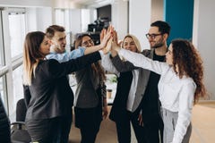 Equipe multirracial bem sucedida feliz do negócio que dá um gesto dos pífanos da elevação como ri e elogio seu sucesso imagem de stock royalty free Equipe multirracial bem sucedida feliz do negócio que dá um gesto dos pífanos da elevação como ri e elogio seu sucesso imagem de stock royalty free