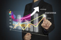 Equipe a mão com a pena que tira uma carta e uma estratégia empresarial do gráfico como o conceito no whiteboard imagem de stock Equipe a mão com a pena que tira uma carta e uma estratégia empresarial do gráfico como o conceito no whiteboard imagem de stock