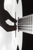 Equipe a mão do ` s que joga na guitarra clássica contra um fundo de imagens de stock royalty free Equipe a mão do ` s que joga na guitarra clássica contra um fundo de imagens de stock royalty free
