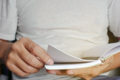 Equipe a mão que vai lançar a página do livro fotografia de stock Equipe a mão que vai lançar a página do livro fotografia de stock