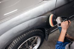 Equipe o carro de lustro da limpeza com pano do microfiber, detalhando ou valeting o conceito imagem de stock royalty free Equipe o carro de lustro da limpeza com pano do microfiber, detalhando ou valeting o conceito imagem de stock royalty free