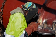 Equipe o metal de soldadura em um canteiro de obras, comerciante que trabalha com fotos de stock Equipe o metal de soldadura em um canteiro de obras, comerciante que trabalha com fotos de stock