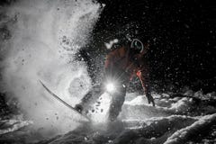 Equipe o snowboard da equitação na obscuridade sob a neve foto de stock royalty free Equipe o snowboard da equitação na obscuridade sob a neve foto de stock royalty free