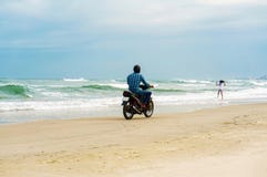 Equipe o velomotor da equitação na praia de China em Danang em Vietname imagens de stock royalty free Equipe o velomotor da equitação na praia de China em Danang em Vietname imagens de stock royalty free