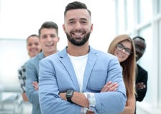 Equipe segura do negócio que está e que sorri com braços dobrados imagem de stock royalty free Equipe segura do negócio que está e que sorri com braços dobrados imagem de stock royalty free