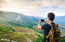 Equipe a tomada da imagem da paisagem asiática impressionante do terraço do arroz imagem de stock royalty free Equipe a tomada da imagem da paisagem asiática impressionante do terraço do arroz imagem de stock royalty free