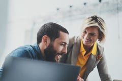Equipo acertado del negocio en el trabajo Grupo de hombres de negocios jovenes que trabajan con el ordenador port?til y que comun fotografía de archivo libre de regalías Equipo acertado del negocio en el trabajo Grupo de hombres de negocios jovenes que trabajan con el ordenador port?til y que comun fotografía de archivo libre de regalías