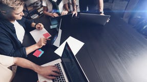 Equipo acertado del negocio en el trabajo Grupo de hombres de negocios jovenes que trabajan con el ordenador portátil y que comun imágenes de archivo libres de regalías Equipo acertado del negocio en el trabajo Grupo de hombres de negocios jovenes que trabajan con el ordenador portátil y que comun imágenes de archivo libres de regalías
