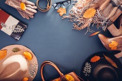 Equipo de la hembra del otoño Sistema de ropa, de zapatos y de accesorios Copie el espacio Concepto de las compras fotos de archivo Equipo de la hembra del otoño Sistema de ropa, de zapatos y de accesorios Copie el espacio Concepto de las compras fotos de archivo