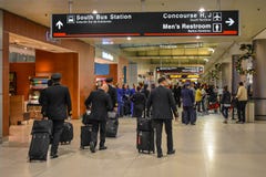Equipo de la línea aérea que camina en el terminal H en el aeropuerto internacional de Miami fotografía de archivo libre de regalías Equipo de la línea aérea que camina en el terminal H en el aeropuerto internacional de Miami fotografía de archivo libre de regalías