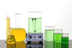 Equipo de laboratorio Cubiletes, frascos de erlenmeyer y agitador magnético imágenes de archivo libres de regalías Equipo de laboratorio Cubiletes, frascos de erlenmeyer y agitador magnético imágenes de archivo libres de regalías