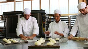 Equipo de panaderos que trabajan junto metrajes Equipo de panaderos que trabajan junto metrajes