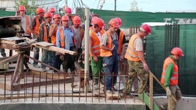 Equipo de trabajadores en el emplazamiento de la obra almacen de metraje de vídeo Equipo de trabajadores en el emplazamiento de la obra almacen de metraje de vídeo