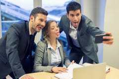 Equipo del negocio de Selfie que toma imágenes en la oficina Su lengua imagen de archivo libre de regalías Equipo del negocio de Selfie que toma imágenes en la oficina Su lengua imagen de archivo libre de regalías