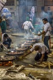 Equipo que cocina muchas paellas imagen de archivo Equipo que cocina muchas paellas imagen de archivo