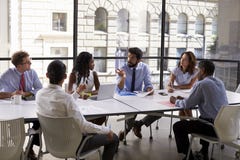 Equipo y encargado en una reunión, cierre del negocio corporativo para arriba foto de archivo Equipo y encargado en una reunión, cierre del negocio corporativo para arriba foto de archivo