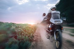 Equitação na motocicleta da aventura, por do sol do homem do motociclista do verão, elevação do sol, fora do conceito do cur fotografia de stock Equitação na motocicleta da aventura, por do sol do homem do motociclista do verão, elevação do sol, fora do conceito do cur fotografia de stock