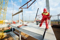 Erbauerarbeitskraft, die Betonplatte einbaut Erbauerarbeitskraft, die Betonplatte einbaut