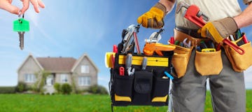 Erbauerheimwerker mit Bauwerkzeugen stockbild Erbauerheimwerker mit Bauwerkzeugen stockbild