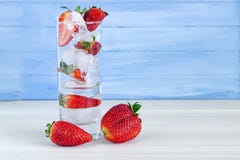 Erdbeere im Guss des Cocktails mit Eis auf blauem Hintergrund mit Erdbeere auf die Oberseite stockbilder Erdbeere im Guss des Cocktails mit Eis auf blauem Hintergrund mit Erdbeere auf die Oberseite stockbilder