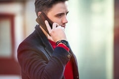 Erfolgreicher Geschäftsmann, der am Telefon auf Stadtstraße geht und spricht stockfotos Erfolgreicher Geschäftsmann, der am Telefon auf Stadtstraße geht und spricht stockfotos