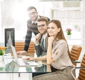 Erfolgreiches Geschäftsteam bei der Arbeit im Büro an einem Arbeitstag lizenzfreie stockfotos Erfolgreiches Geschäftsteam bei der Arbeit im Büro an einem Arbeitstag lizenzfreie stockfotos