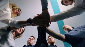 Erfolgreiches Team im Büro: viele Hände, die Stellung im Kreis zusammenhalten Aufschrift der roten Farbe gelegen über Text der we stock video footage Erfolgreiches Team im Büro: viele Hände, die Stellung im Kreis zusammenhalten Aufschrift der roten Farbe gelegen über Text der we stock video footage